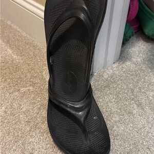 OOFOS Black Sandals Classic Thong Style